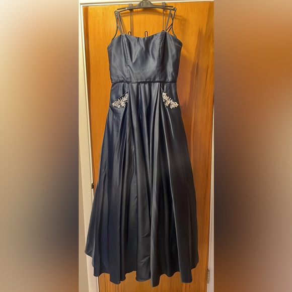 Women’s/Junior’s Formal Ballgown - Picture 1 of 6